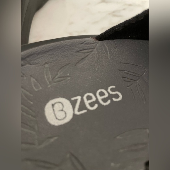 Bzees One Band Slip-On Sandals Smile Size 10 Black Wedge - Picture 7 of 8